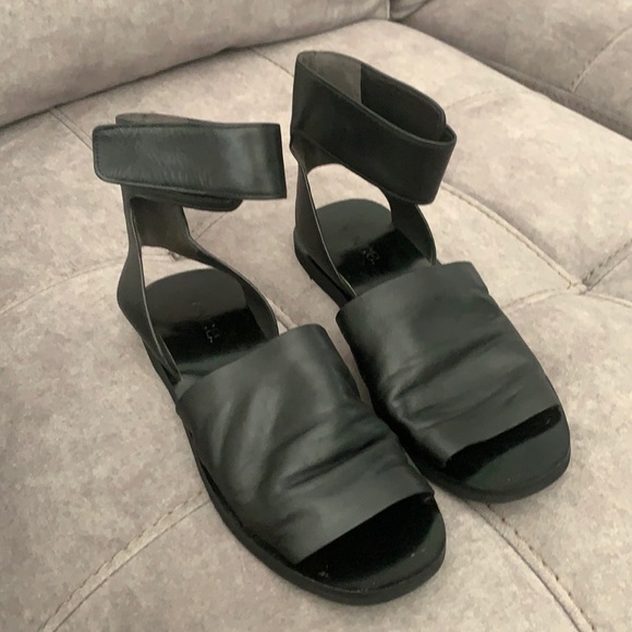 VINCE sadie flat leather gladiator ankle cuff sandal 7